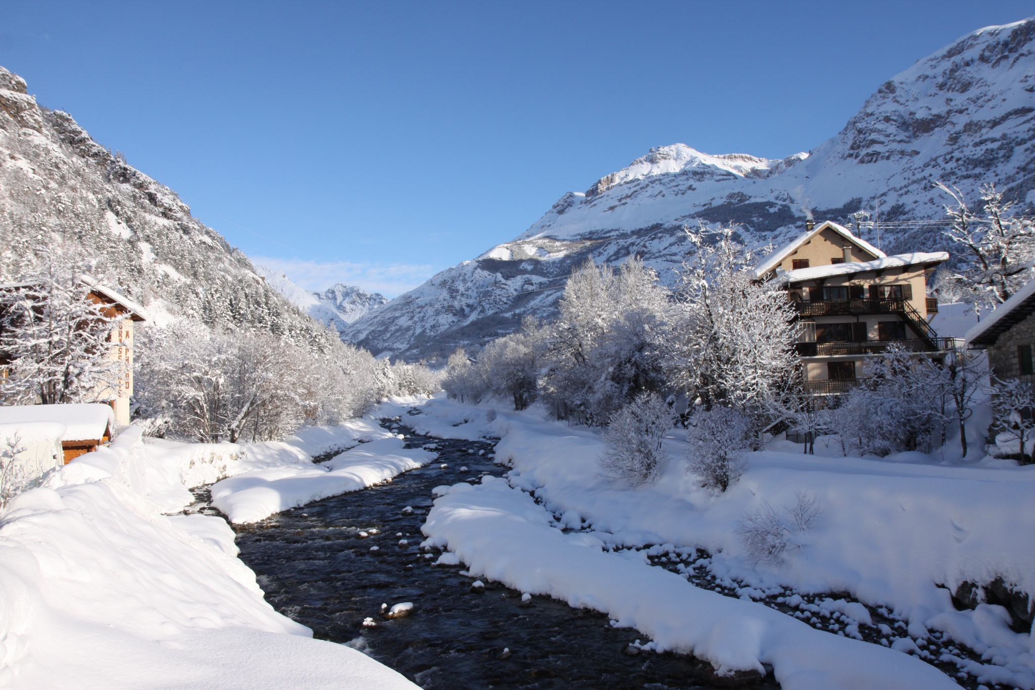 Winter in the French Alps | Image Gallery | Alpbase Holiday Accommodation2048 x 1365